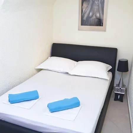 Apartament Toma With Private Parking Place Szybenik